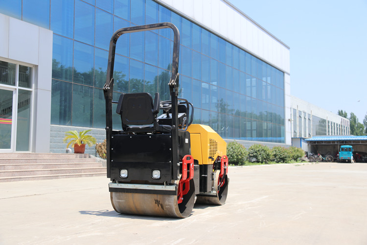 小型振動壓路機，只使用不保養(yǎng)也是萬萬行不通的